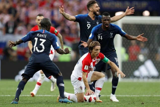 Blaise Matuidi e Olivier Giroud da França reagem a jogada de Luka Modric da Croácia na Final da Copa do Mundo 2018 - 15/07/2018