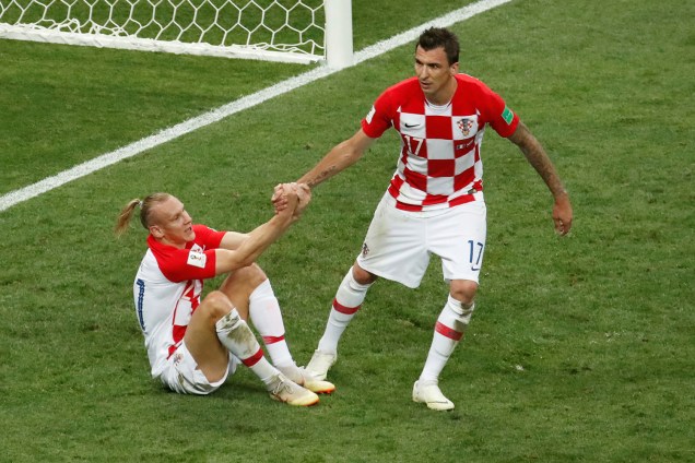 Mario Mandzukic ajuda Domagoj Vida a levantar durante partida da Final da Copa do Mundo contra a França - 15/07/2018