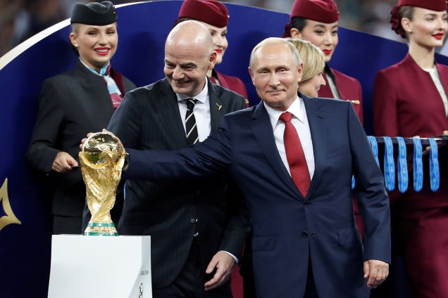 Presidente da FIFA Gianni Infantino e o Presidente da Rússia Vladimir Putin posam com a taça da Copa do Mundo 2018 durante cerimônia de premiação no Estádio Lujniki - 15/07/2018