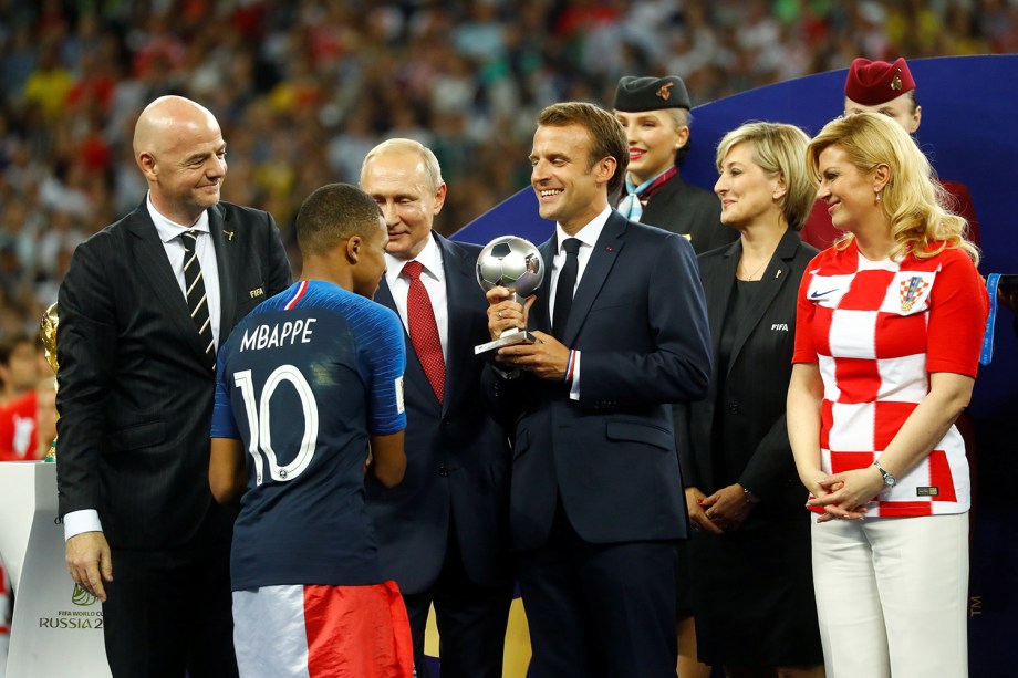Kylian Mbappe recebe prêmio de jogador mais jovem da Copa do Mundo da Rússia - 15/07/2018