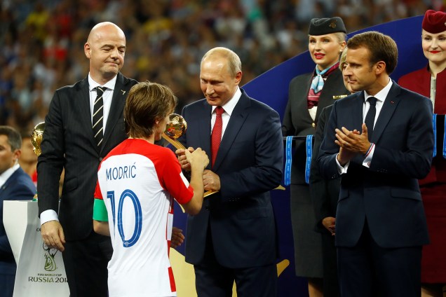 Luka Modric da Croácia recebe prêmio de Bola de Ouro do Presidente da Rússia Vladimir Putin enquanto o Presidente da FIFA Gianni Infantino e o Presidente Francês Emmanuel Macron observam - 15/07/2018