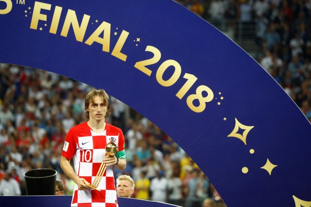 Luka Modric da Croácia posa com troféu de Bola de Ouro da FIFA no Estádio Lujniki - 15/07/2018