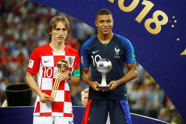 Luka Modric da Croácia posa para foto após ser premiado com o troféu da Bola de Ouro junto de Kylian Mbappe que recebeu o troféu de Jogador mais jovem da Copa do Mundo 2018 - 15/07/2018