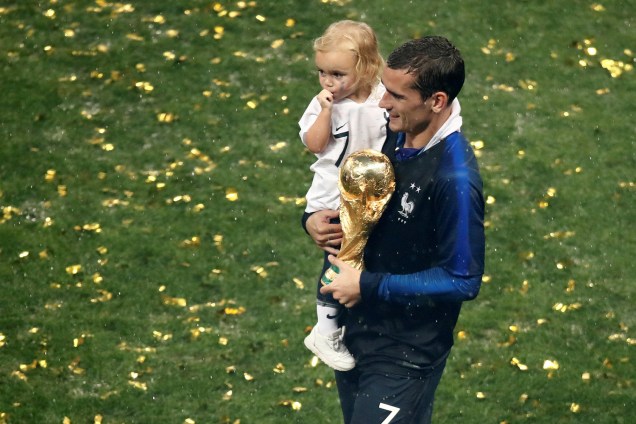 Antoine Griezmann segura sua filha Mia e a taça da Copa do Mundo durante comemoração da vitória francesa - 15/07/2018