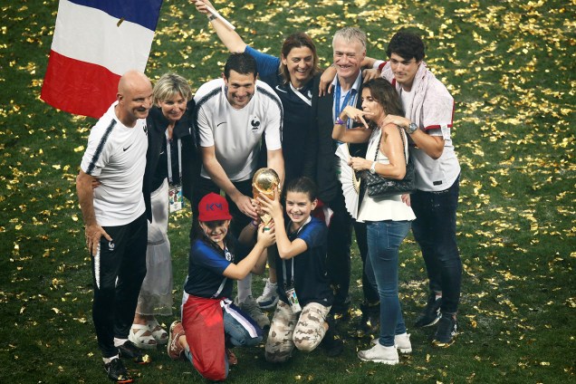 Técnico da França Didier Deschamps comemora a vitória da seleção na Final da Copa do Mundo 2018 com sua família - 15/07/2018