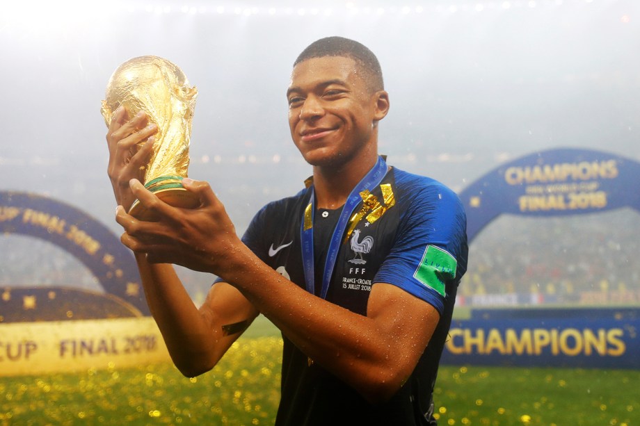 Kylian Mbappe França Posa Com Troféu Após França Derrotar Croácia