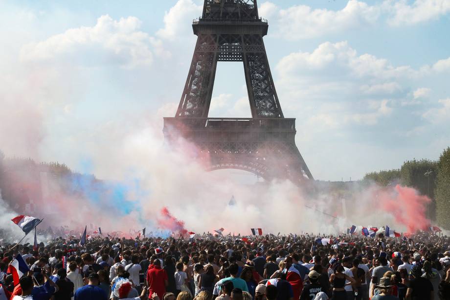 Torcedores franceses comemoram gol no Campo de Marte, em Paris, durante final contra a Croácia - 15/07/2018