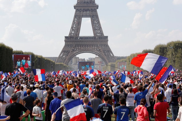 Torcedores franceses comemoram gol no Campo de Marte, em Paris, durante final contra a Croácia - 15/07/2018 Torcedores franceses comemoram gol no Campo de Marte, em Paris, durante final contra a Croácia - 15/07/2018