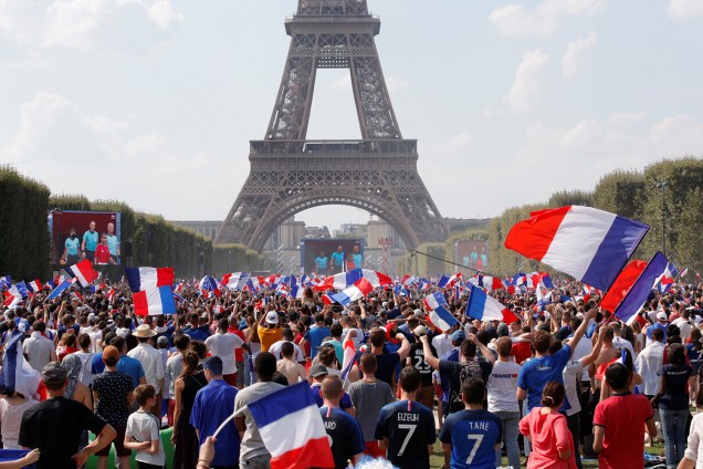 Torcedores franceses comemoram gol no Campo de Marte, em Paris, durante final contra a Croácia - 15/07/2018