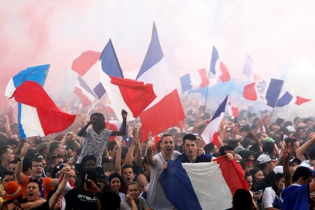 Torcedores franceses comemoram gol em Lyon, durante a final da Copa do Mundo - 15/07/2018 Torcedores franceses comemoram gol em Lyon, durante a final da Copa do Mundo - 15/07/2018