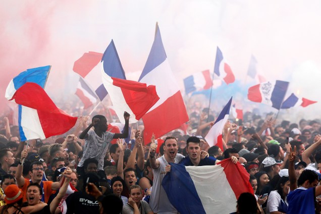 Torcedores franceses comemoram gol em Lyon, durante a final da Copa do Mundo - 15/07/2018