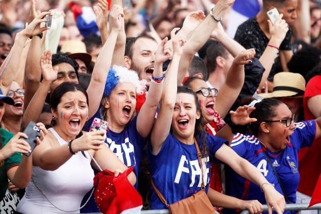 Torcedores franceses comemoram gol em Lyon, durante a final da Copa do Mundo - 15/07/2018