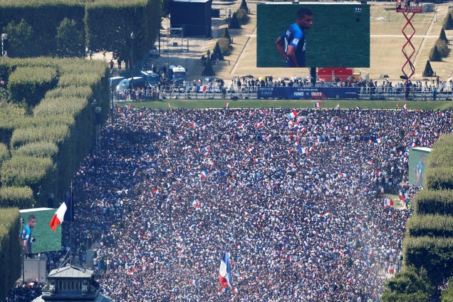 Torcedores franceses assistem a final da Copa do Mundo no Campo de Marte, em Paris - 15/07/2018