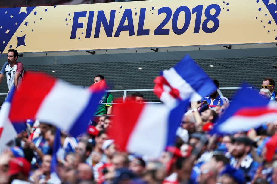 Torcedores franceses acompanham partida no Estádio Lujniki, em Moscou - 15/07/2018