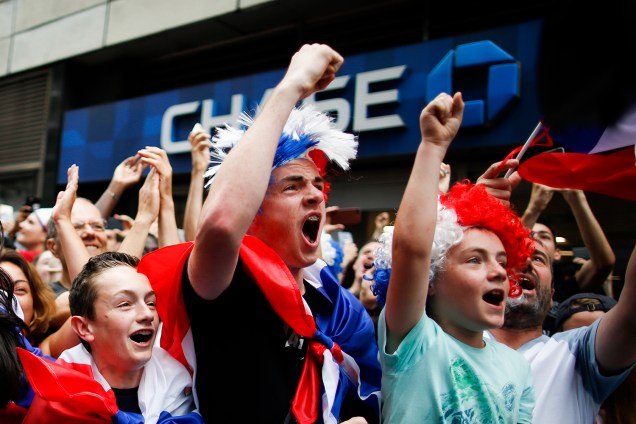Torcedores franceses comemoram gol em Nova York, durante a final da Copa do Mundo - 15/07/2018 Torcedores franceses comemoram gol em Nova York, durante a final da Copa do Mundo - 15/07/2018