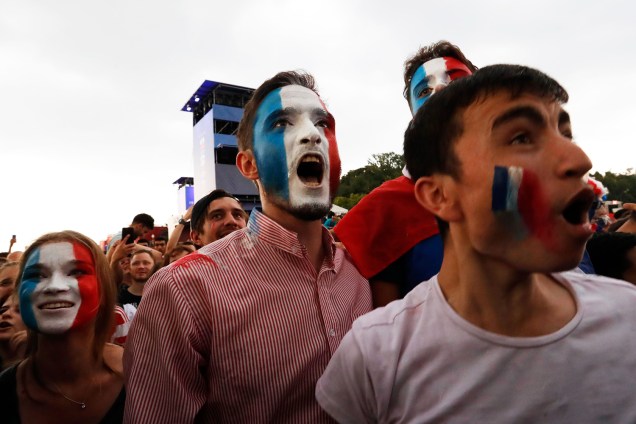 Torcedores franceses comemoram gol em Moscou, durante a final da Copa do Mundo - 15/07/2018 Torcedores franceses comemoram gol em Moscou, durante a final da Copa do Mundo - 15/07/2018