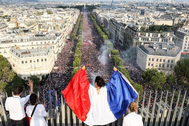 Avenida Champs-Élysées é tomada por torcedores franceses após a conquista do bicampeonato da Copa do Mundo - 15/07/2018