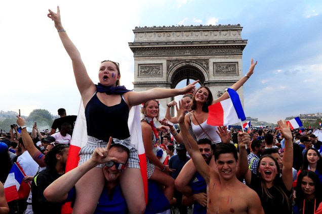 Torcida celebra o bicampeonato francês nos arredores do Arco do Triunfo, em Paris - 15/07/2018