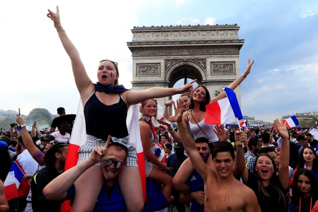 Torcida celebra o bicampeonato francês nos arredores do Arco do Triunfo, em Paris - 15/07/2018 Torcida celebra o bicampeonato francês nos arredores do Arco do Triunfo, em Paris - 15/07/2018