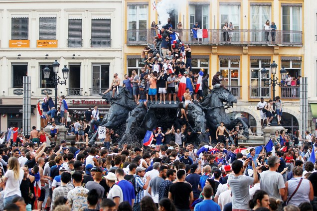 Torcida celebra o bicampeonato francês na cidade de Lyon- 15/07/2018