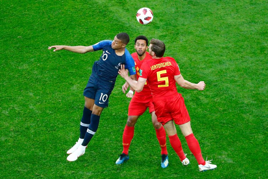 Kylian Mbappe da França durante disputa de posse de bola contra Jan Vertonghen e Mousa Dembele no Estádio São Petersburgo - 10/07/2018