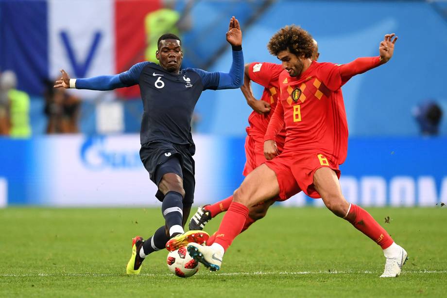 Marouane Fellaini da Bélgica durante investida em jogada contra o Paul Pogba da França - 10/07/2018