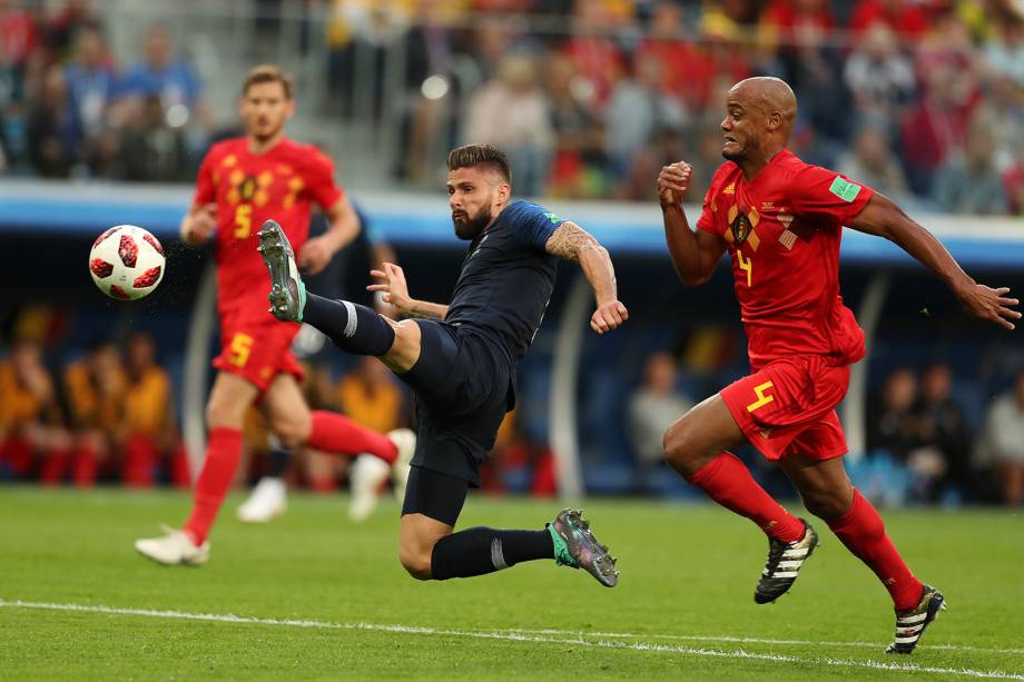 Olivier Giroud da França durante jogada contra Vincent Kompany da Bélgica - 10/07/2018