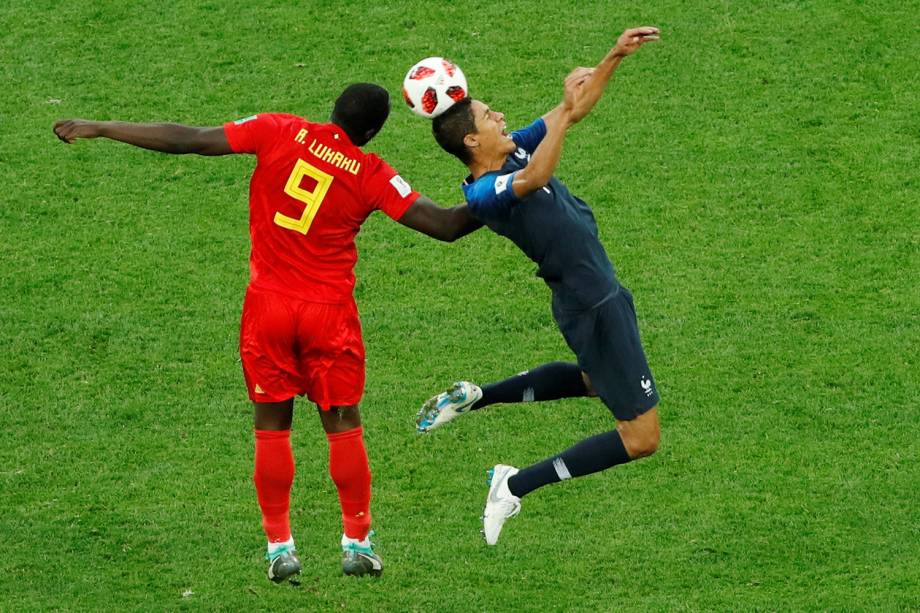 Romelu Lukaku da Bélgica durante disputa contra Raphael Varane da França - 10/07/2018