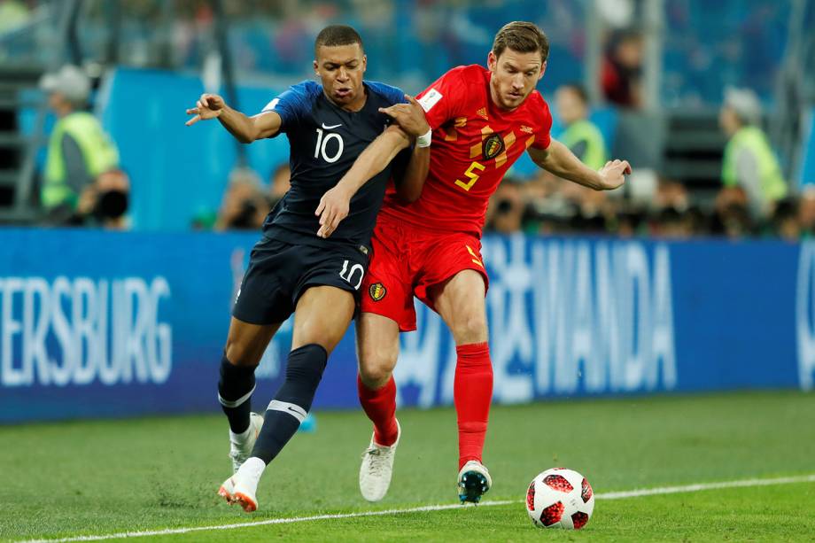 Kylian Mbappe da França durante disputa contra Jan Vertonghen da Bélgica - 10/07/2018