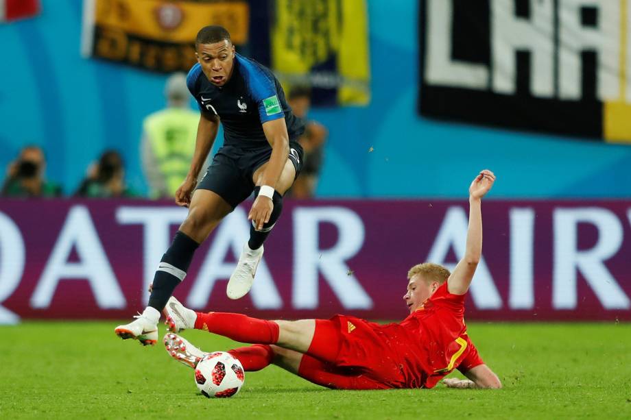 Kylian Mbappe da França durante disputa contra Kevin De Bruyne da Bélgica - 10/07/2018