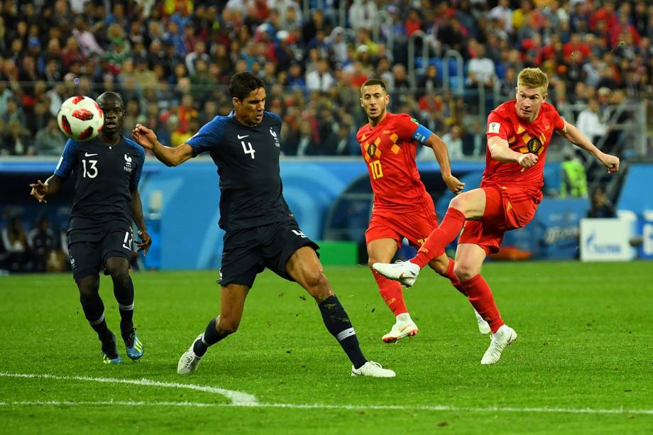 Kevin De Bruyne da Bélgica tenta marcar gol em partida contra a França - 10/07/2018