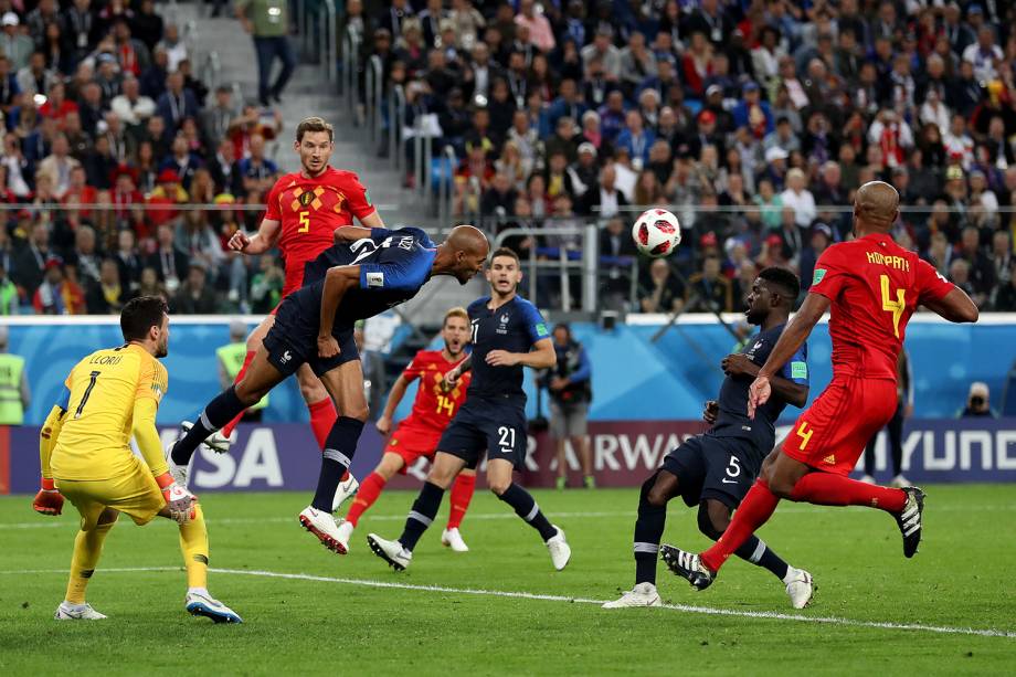 Steven Nzonzi da França afasta bola da área durante partida contra a Bélgica - 10/07/2018