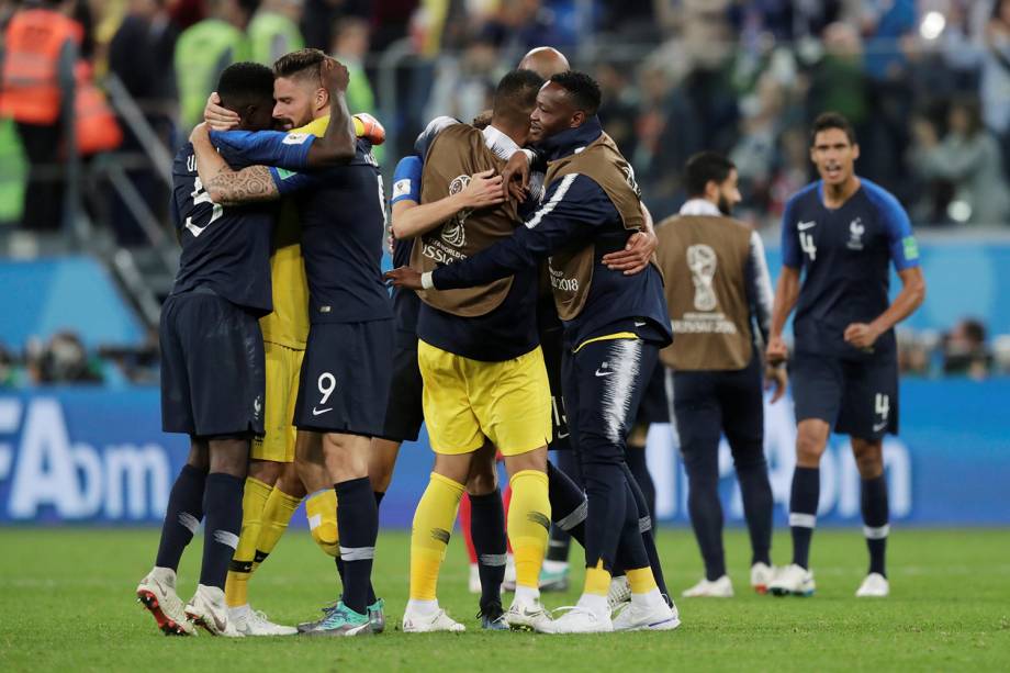 Jogadores da França comemoram vitória contra a Bélgica no Estádio São Petersburgo - 10/07/2018