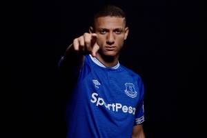 O atacante Richarlison posa para foto com a camisa do Everton (ING)