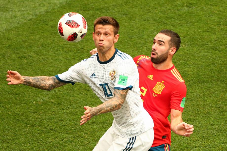 Fedor Smolov disputa bola com Dani Carvajal, durante partida entre Espanha e Rússia, válida pelas oitavas de final da Copa do Mundo - 01/07/2018