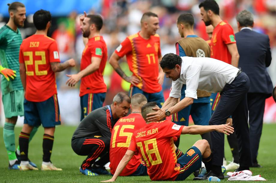 Jogadores da Espanha descansam antes do início da prorrogação, em partida contra a Rússia, válida pelas oitavas de final da Copa do Mundo - 01/07/2018