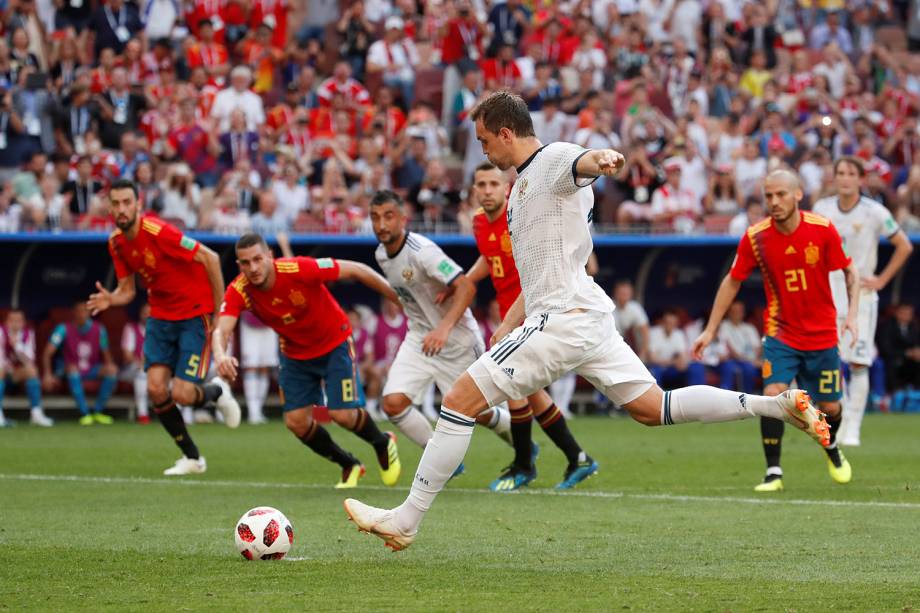 Artem Dzyuba da Rússia marca gol de pênalti em partida contra a Espanha no Estádio Lujniki - 01/07/2018