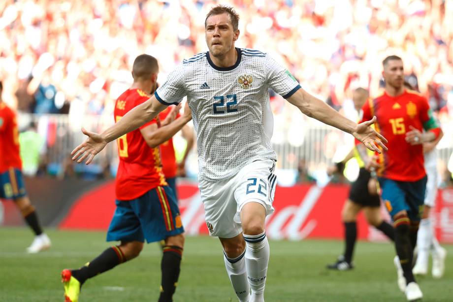 Artem Dzyuba da Rússia comemora seu primeiro gol em partida contra a Espanha no Estádio Lujniki - 01/07/2018