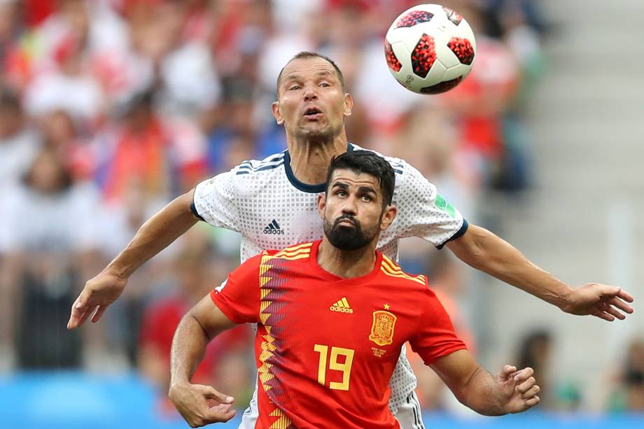 Diego Costa durante jogada contra Sergei Ignashevich da Rússia no Estádio Lujniki - 01/07/2018