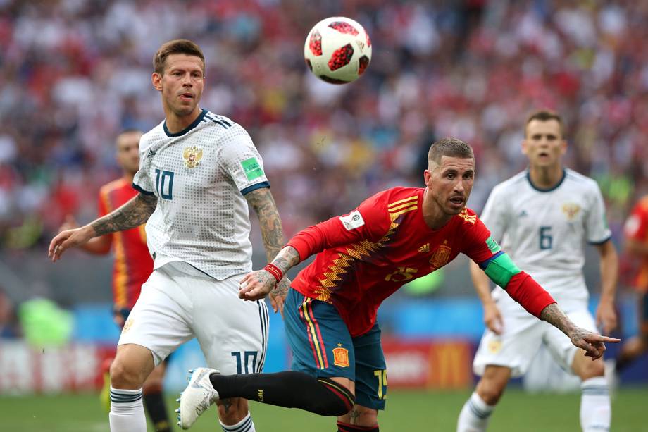 Sergio Ramos da Espanha durante jogada contra Fyodor Smolov em partida contra a Rússia no Estádio Lujniki - 01/07/2018