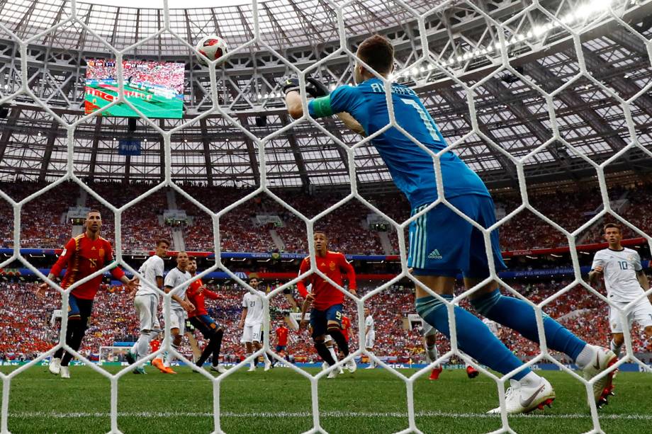 Igor Akinfeev da Rússia realiza defesa em partida contra a Espanha - 01/07/2018