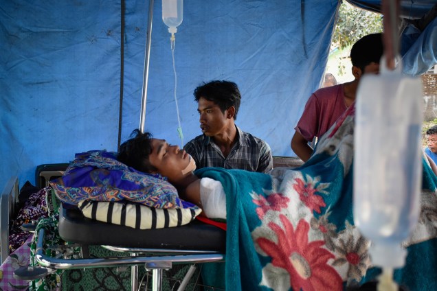 Sobrevivente do terremoto recebe tratamento médico em um abrigo temporário em Lombok, na Indonésia, em 29 de julho de 2018