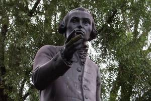 Estátua do filósofo alemão Immanuel Kant na Universidade de Kaliningrado