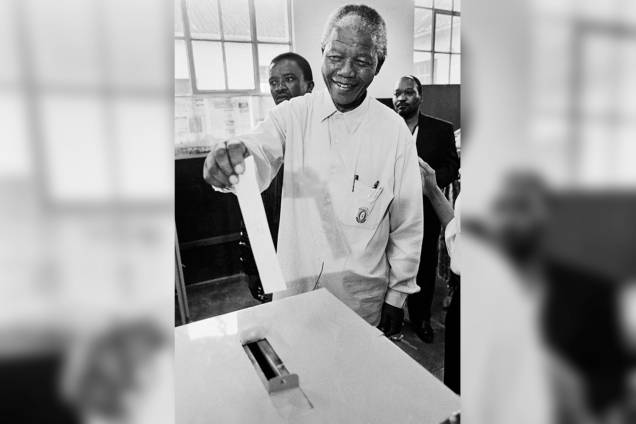 Nelson Mandela votando como candidato em 1994