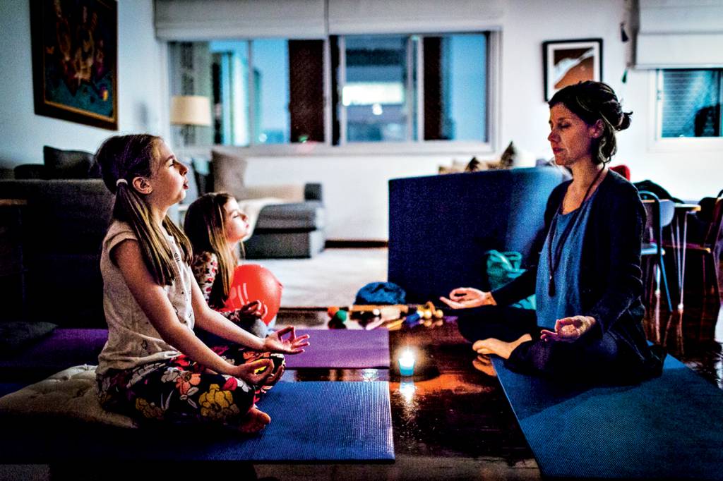 De costinhas eretas: meditação para crianças nas escolas