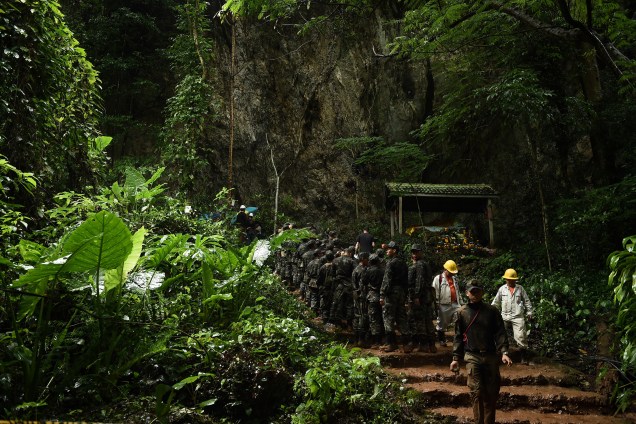 Soldados tailandeses entram na caverna de Tham Luang no parque nacional da floresta de Khun Nam Nang Non em Chiang Rai durante a operação de salvamento da equipa de futebol infantil e seu treinador, presos no local - 26/06/2018