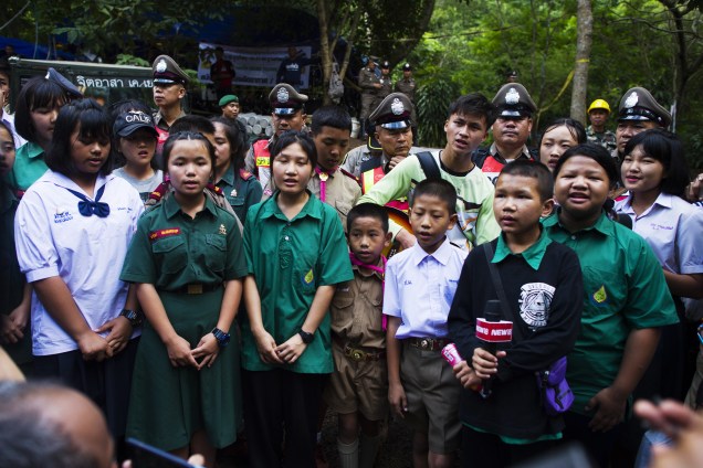 Estudantes cantam durante operações de salvamento de um time de futebol infantil e seu treinador presos no complexo de cavernas Tham Luang, na província de Chian Rai na Tailândia - 04/07/2018