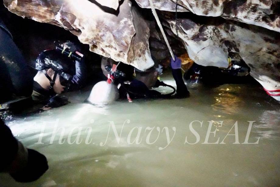 Equipes no trabalham resgate dos membros de uma equipe de futebol sub-16 e seu treinador no complexo de cavernas de Tham Luang, na província de Chiang Rai, na Tailândia - 04/07/2018