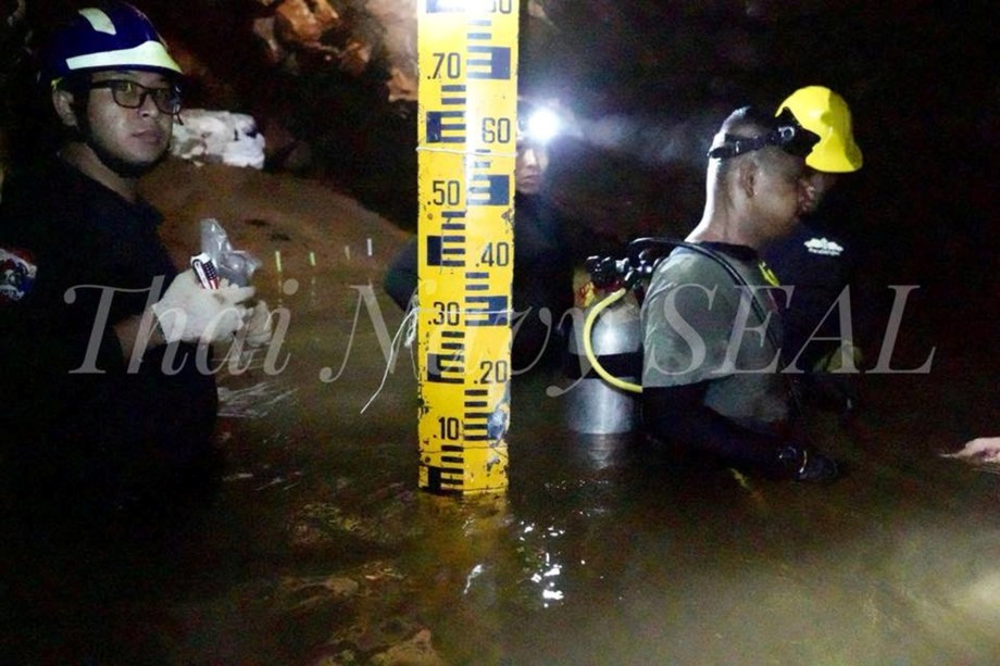 Equipes no trabalham resgate dos membros de uma equipe de futebol sub-16 e seu treinador no complexo de cavernas de Tham Luang, na província de Chiang Rai, na Tailândia - 04/07/2018