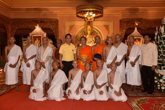 O time de futebol "Javalis Selvagens" resgatado da caverna inundada de Than Luang, posa para foto ao lado de monges budistas após uma cerimônia religiosa no templo Phra That Doi Wao, distrito de Mae Sai, província de Chiang Rai - 24/07/2018